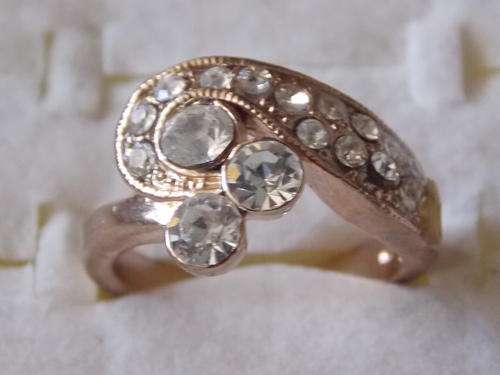 STUNNING GOLD FILLED DESIGNERS RING WHITH BEAUTIFUL SIM DIAMONDS SIZE 17,18,19