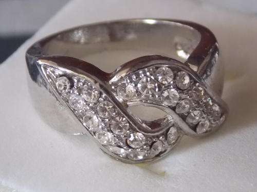 STUNNING FILLED SILVER DESIGNERS RING WITH SIM DIAMONDS ONLY SIZE 8 (FREE IMPORT)