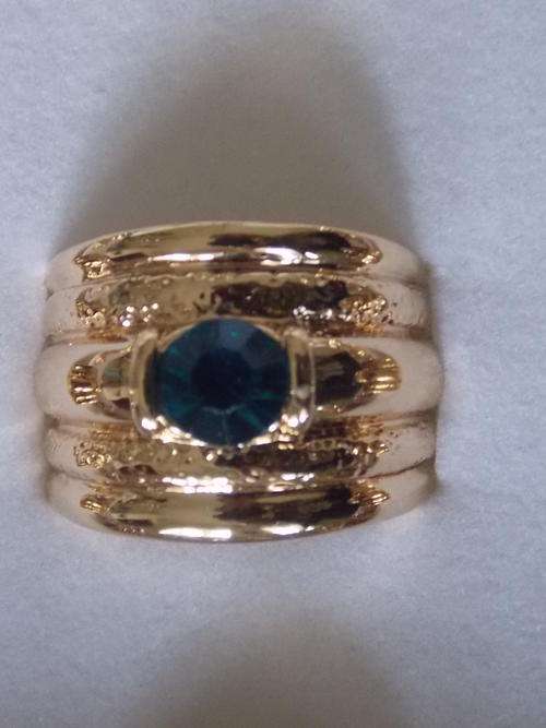 STUNNING GOLD FILLED DESIGNERS RING LOOKS LIKE A 5 PIECE WHITH BEAUTIFUL SIM TOPAZ SIZE 17,18,19,20