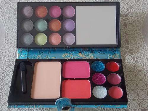 2 UP FOR GRABBS!! STUNNING TRAVEL MAKE UP KIT(VALUE FOR MONEY)