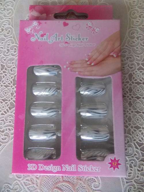3 UPP FOR GRABBS!!3D DESIGN SET OF NAILS WITH  GLUE (STUNNING COLOR)