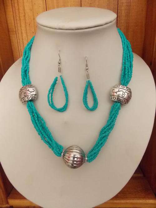 STUNNING UPPERCLASS NECKLACE AND EARRINGS