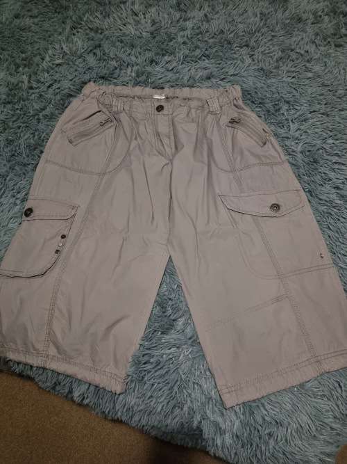 Ladies 3/4 cargo capri pants