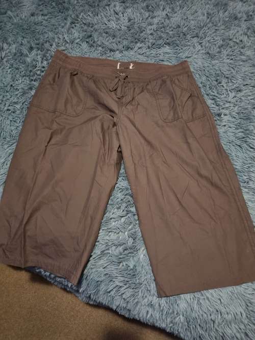 Ladies 3/4 cargo capri pants