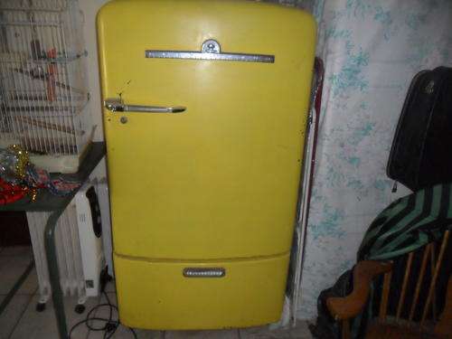 OLd FRIDGE works just needs Gas very collectable