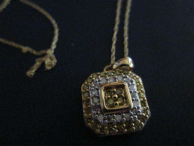 2 tone gold pendant with yellow and white diamonds certified