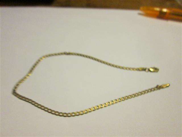 Lovely 9ct Bracelet 25cms long weight 2.47gms