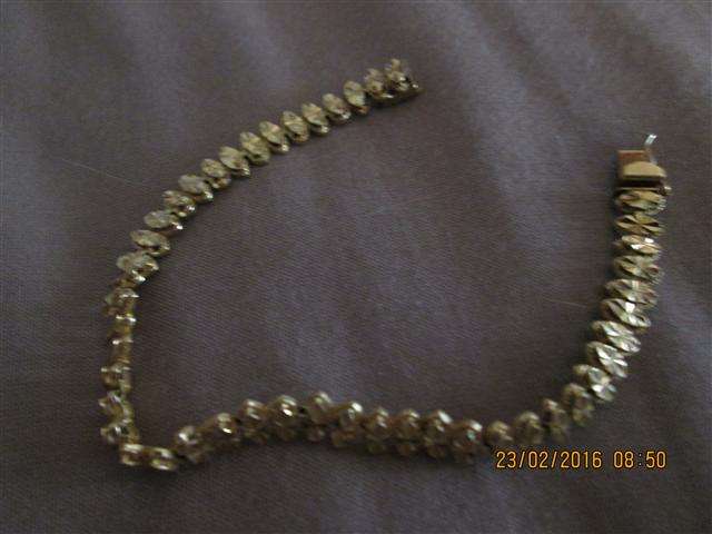 Solid 10k gold bracelet beautiful links 8.3gms