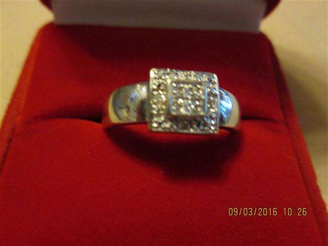 9ct white gold heavy band with 18 small diamonds