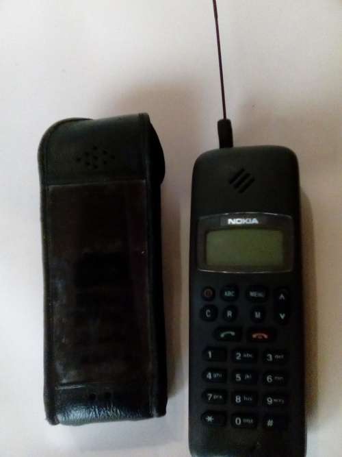 COLLECTORS NOKIA BRICK CELL PHONE