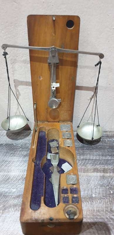 ANTIQUE GOLD SCALE WITH WEIGHTS IN SOLID WOODEN BOX..SUPER RARE FIND