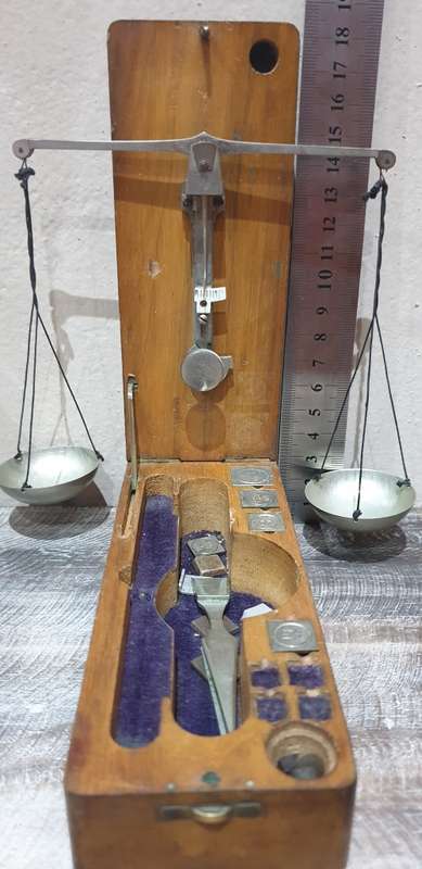 ANTIQUE GOLD SCALE WITH WEIGHTS IN SOLID WOODEN BOX..SUPER RARE FIND