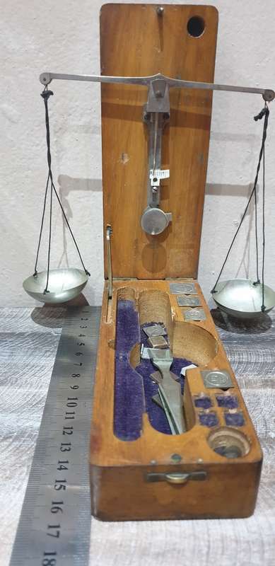 ANTIQUE GOLD SCALE WITH WEIGHTS IN SOLID WOODEN BOX..SUPER RARE FIND