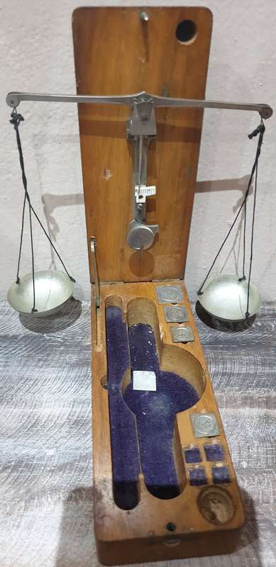 ANTIQUE GOLD SCALE WITH WEIGHTS IN SOLID WOODEN BOX..SUPER RARE FIND