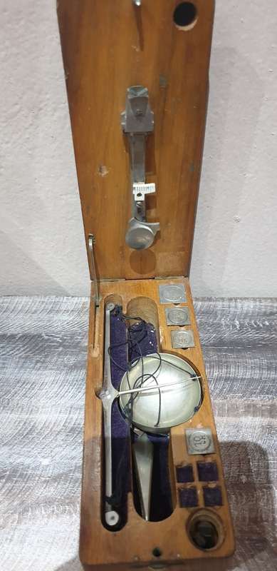 ANTIQUE GOLD SCALE WITH WEIGHTS IN SOLID WOODEN BOX..SUPER RARE FIND