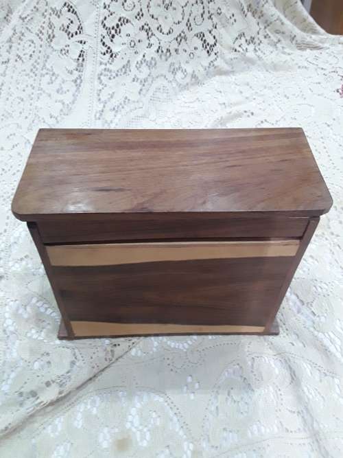 VINTAGE SOLID WOOD MINIATURE CHEST OF DRAWERS(22 X 11 X 18CM)MINT CONDITION
