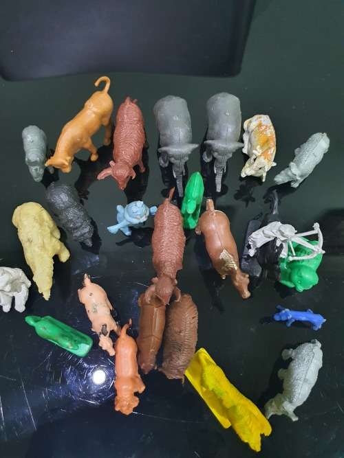 JOB LOT 24 HARD PLASTIC VINTAGE FARM ANIMALS...