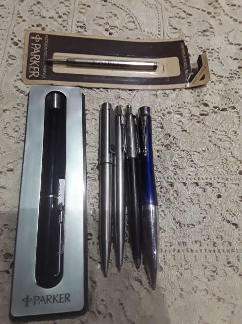 JOBLOT VINTAGE PARKER PENS(5 PENS AND A REFILL)