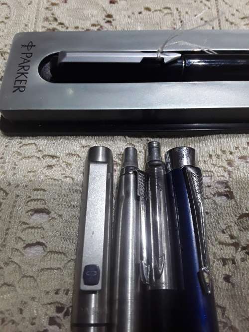 JOBLOT VINTAGE PARKER PENS(5 PENS AND A REFILL)