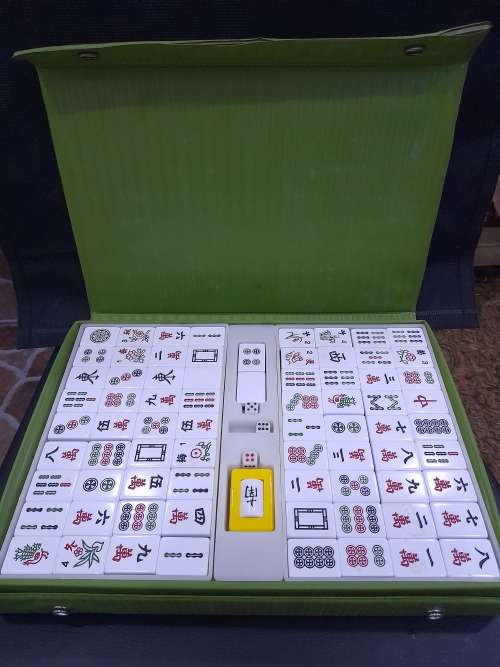 VINTAGE 146 TILES MAH JONG SET WITH 3 DICES AND YELLOW DICE