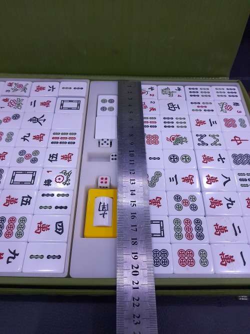 VINTAGE 146 TILES MAH JONG SET WITH 3 DICES AND YELLOW DICE