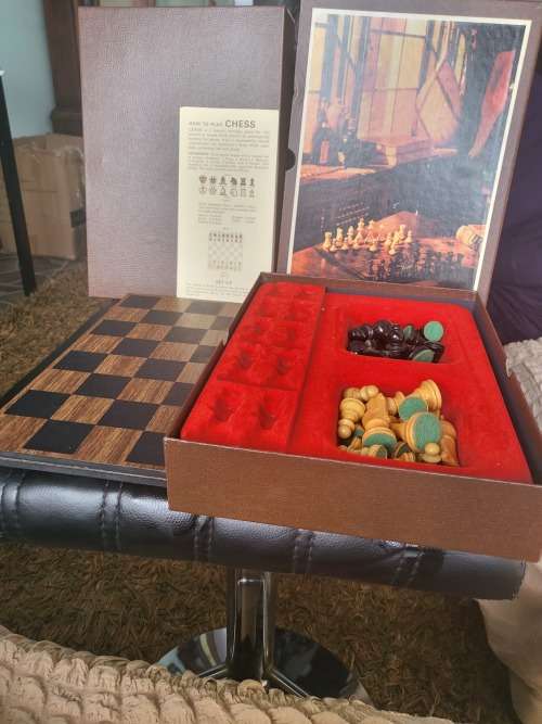 1970 STAUNTON DESIGN FRENCH WOODEN CHESS SET (COMPLETE SET) (COMES WITH MANUAL)