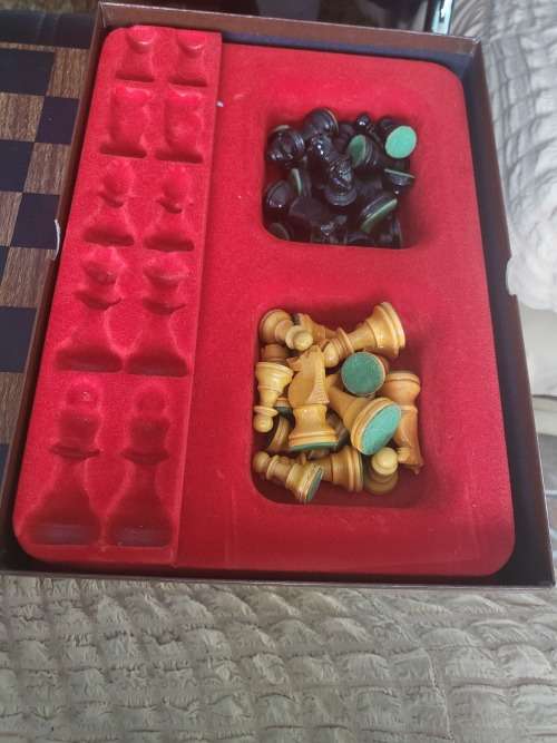 1970 STAUNTON DESIGN FRENCH WOODEN CHESS SET (COMPLETE SET) (COMES WITH MANUAL)