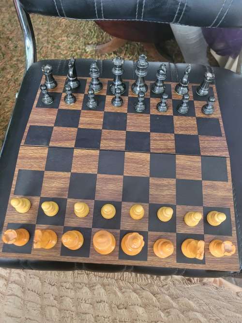 1970 STAUNTON DESIGN FRENCH WOODEN CHESS SET (COMPLETE SET) (COMES WITH MANUAL)