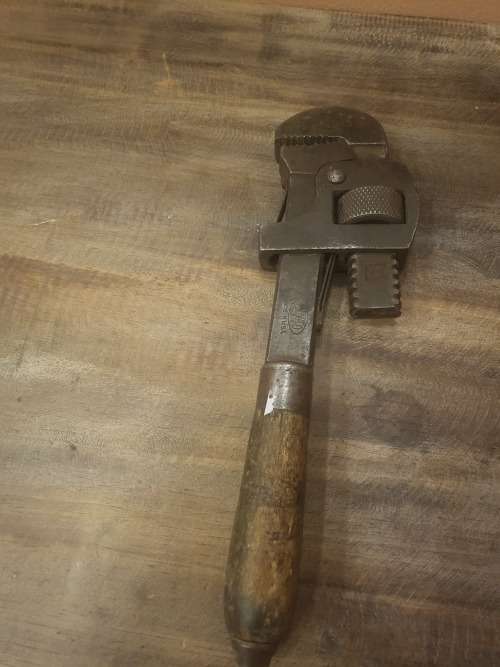 VINTAGE ADJUSTABLE PIPE WRENCH (MADE IN USA)