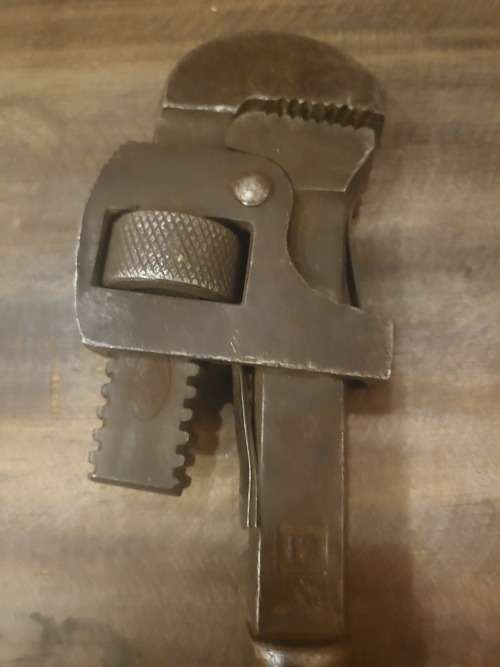 VINTAGE ADJUSTABLE PIPE WRENCH (MADE IN USA)