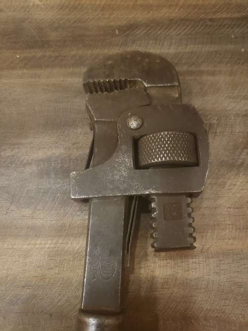 VINTAGE ADJUSTABLE PIPE WRENCH (MADE IN USA)