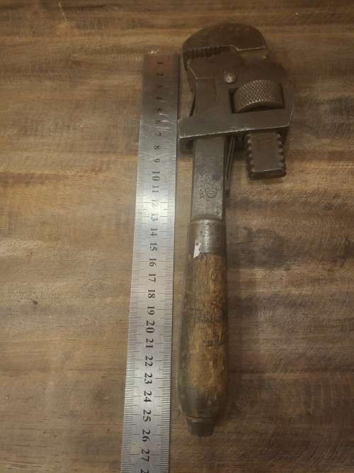 VINTAGE ADJUSTABLE PIPE WRENCH (MADE IN USA)