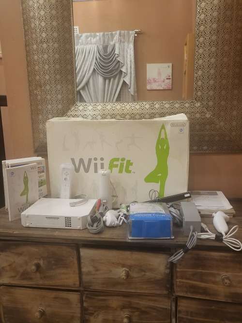 NINTENDO WIIFIT (WORKING) (COMES WITH 4 GAMES) (PLEASE SEE PICS FOR MORE DETAILS)