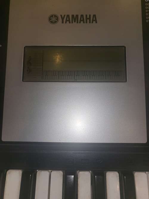 YAMAHA PSR E223 PIANO (ITEM IN WORKING CONDITION) (COMES WITH CARRIER CASE AND CABLES)