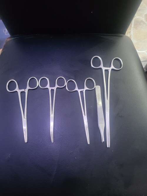 SET OF 4 MEDICAL SCISSORS AND 1 MEDICAL TWEEZER