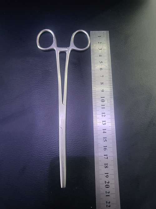 SET OF 4 MEDICAL SCISSORS AND 1 MEDICAL TWEEZER