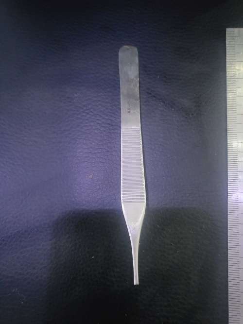 SET OF 4 MEDICAL SCISSORS AND 1 MEDICAL TWEEZER