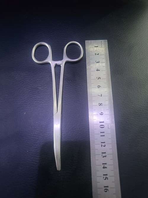 SET OF 4 MEDICAL SCISSORS AND 1 MEDICAL TWEEZER