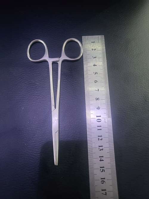 SET OF 4 MEDICAL SCISSORS AND 1 MEDICAL TWEEZER