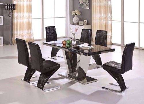 8 Seater Temper Glass Dinning Room Suite **R25000!!!**
