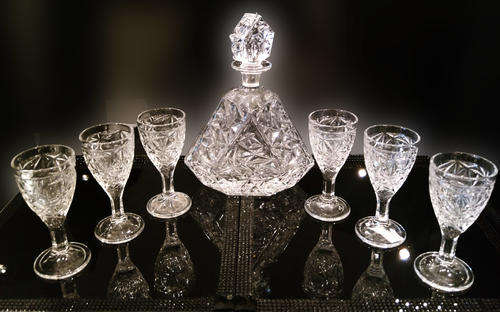 ***A MUST TO VIEW*** 7 Piece Wine Decanter & Glasses Set