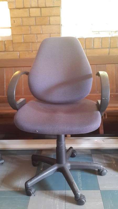 Office chair with arm rests
