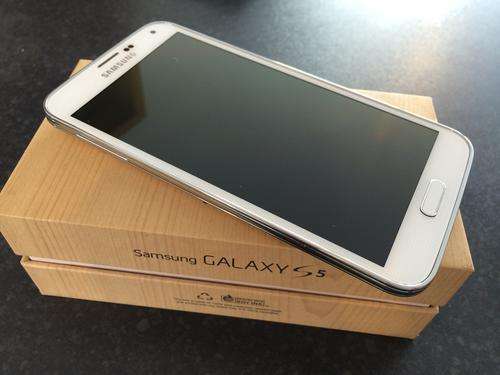 SAMSUNG S5 LTE + EXTERNAL CHARGER & EXTRA BATTERY