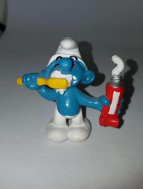 Vintage Smurf Brushing Teeth PVC Figure Peyo Schleich 1980 Smurfs Figurine