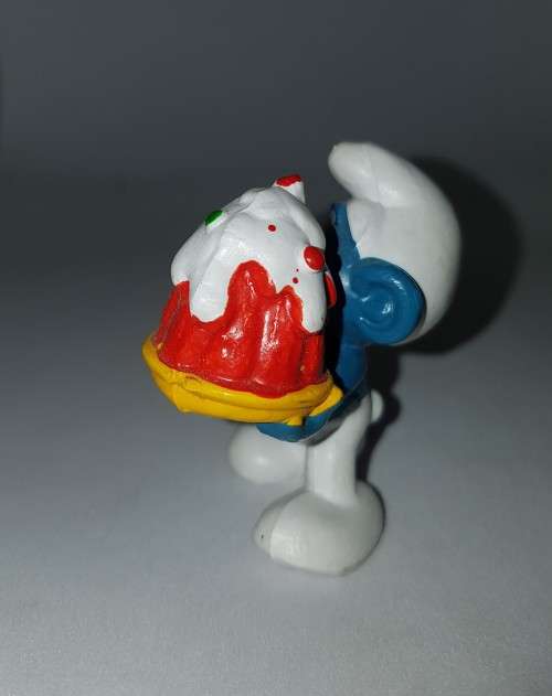 Peyo SMURF with CAKE dessert FIGURINE original smurfs PVC Schleich VINTAGE pie