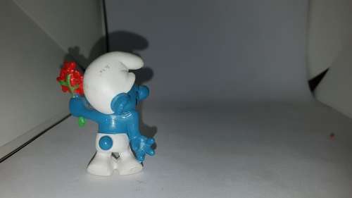 Smurfs 20044 Lover Smurf Valentines Red Flowers Vintage Figure PVC 80s Figurine