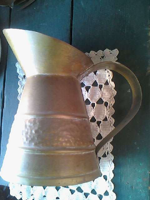 R1.00 STARTING BID CLEAR OUT SALE WITH SHIPPING SPECIAL.BRASS/COPPER  JUG 25CM
