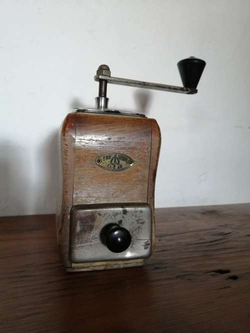 WOODEN TRE SPADE COFFEE GRINDER