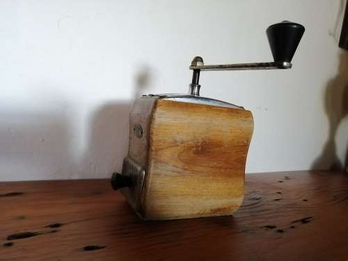 WOODEN TRE SPADE COFFEE GRINDER