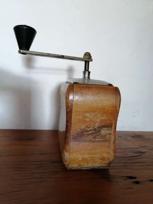WOODEN TRE SPADE COFFEE GRINDER